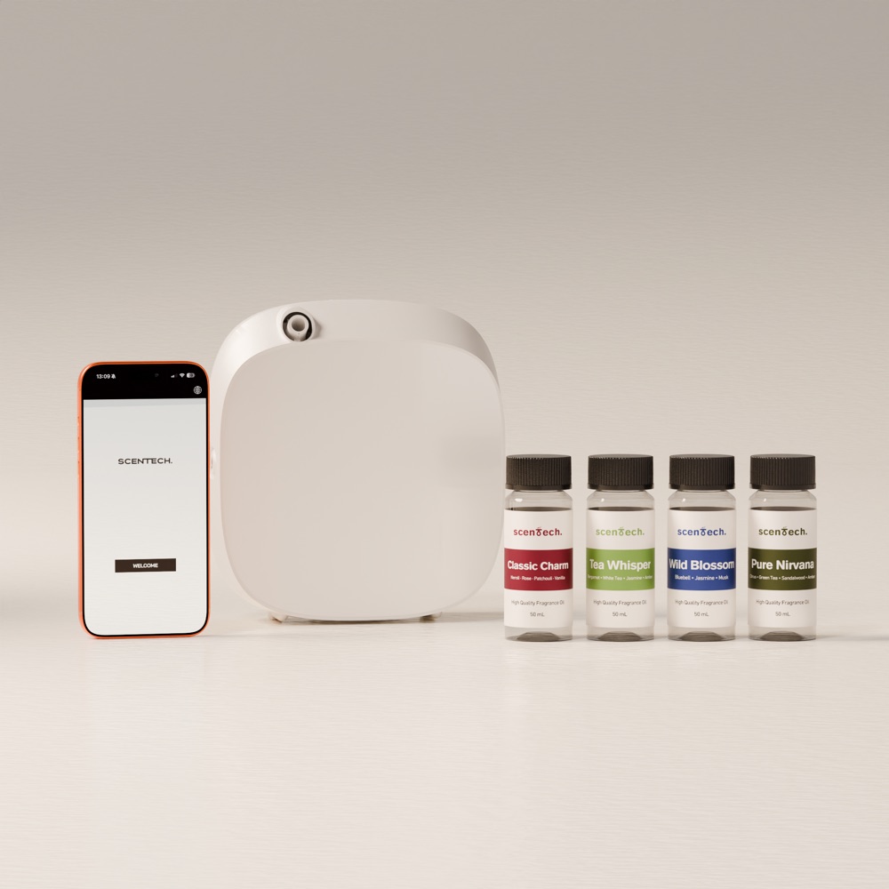 Aroma diffuser naast een telefoon met de bijbehorende app en een aantal geurpods